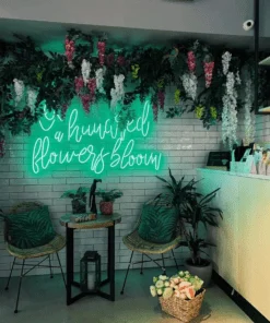 Décoration Florale avec Enseigne Néon Assortie