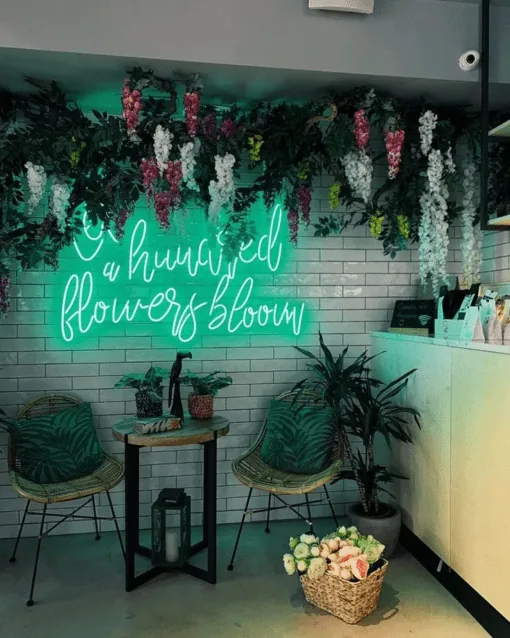 Décoration Florale avec Enseigne Néon Assortie