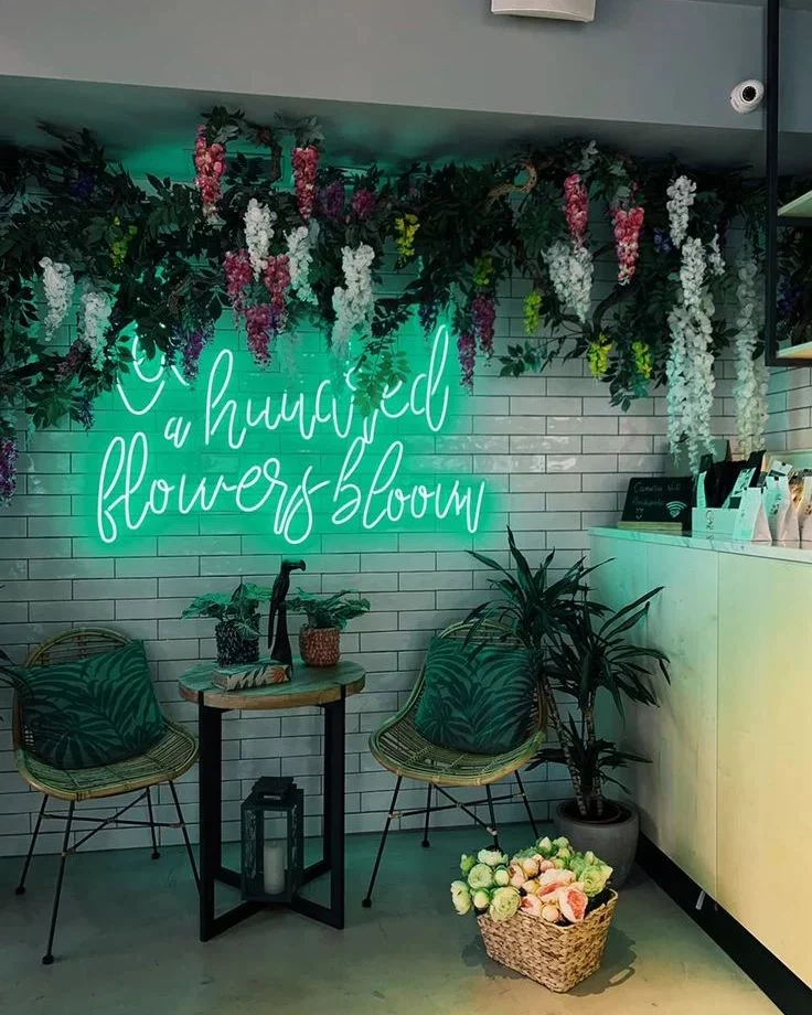 Décoration Florale avec Enseigne Néon Assortie