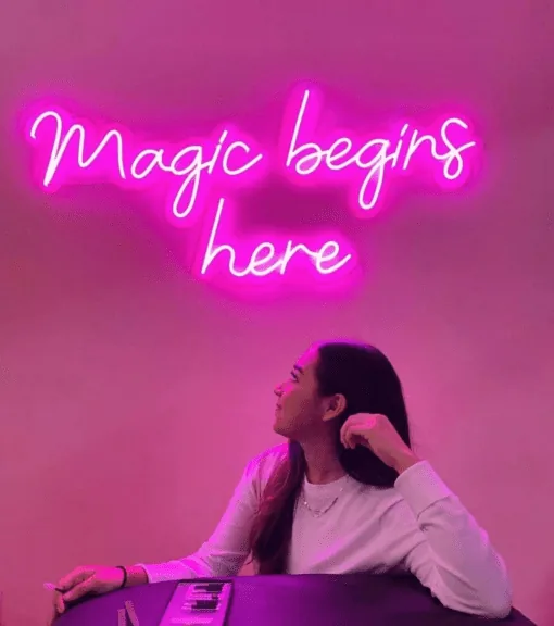 Néon « Magic Begins Here »