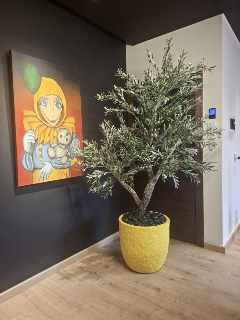 Olivier artificiel sur mesure 170 x 150 cm installé dans un hall au Liban